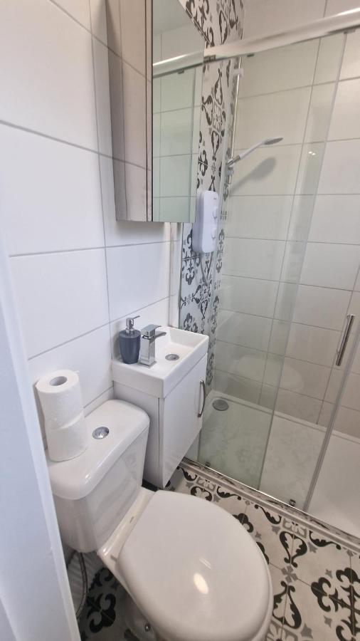 هارموندسورث Cambridge Suites المظهر الخارجي الصورة