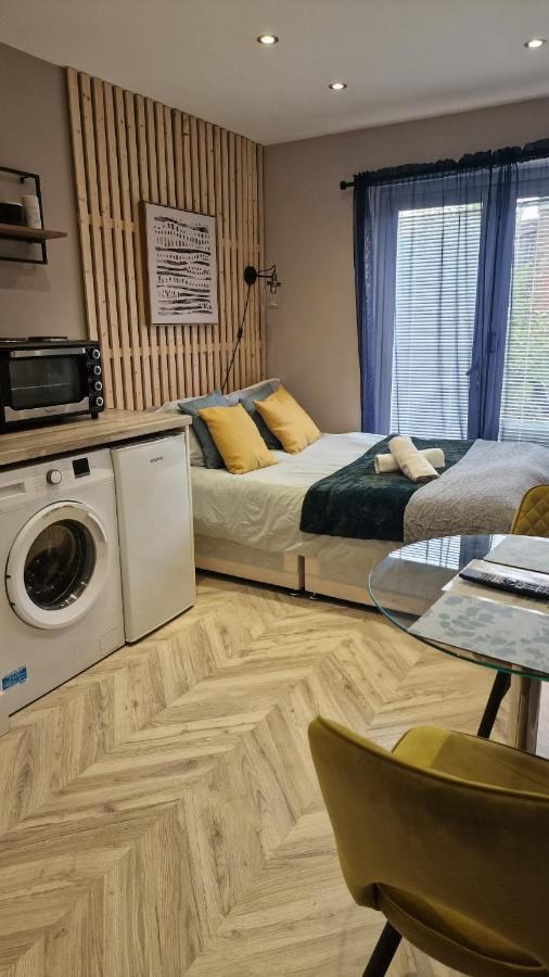 هارموندسورث Cambridge Suites المظهر الخارجي الصورة
